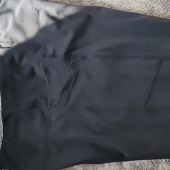 Black yoga pants that come to the knee. They have 2 side pockets - Picture 5 of 6